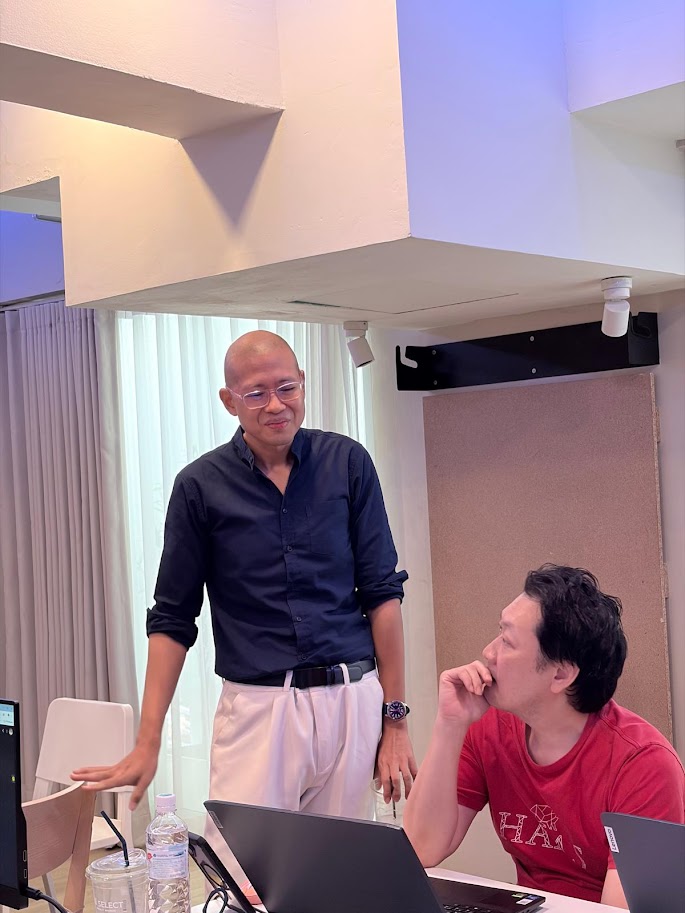 ผู้สร้างขณะพูดคุยเรื่องงาน